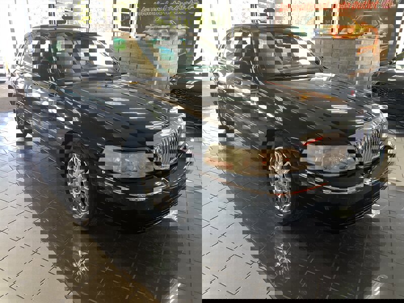 Used 2009 Lincoln Town Car Signature Limited image 4