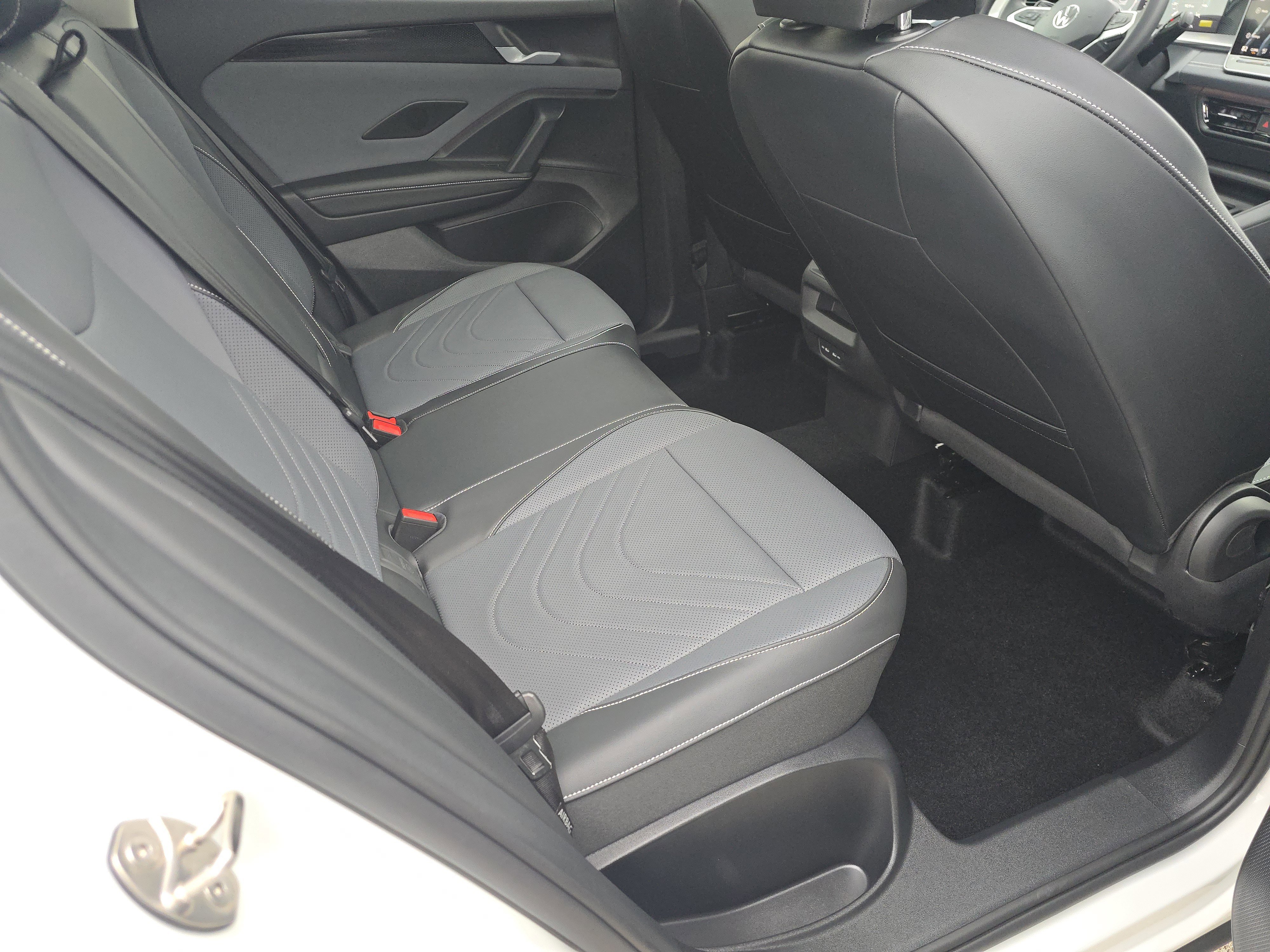 New 2026 Volkswagen Tiguan SE AWD/4WD image 17