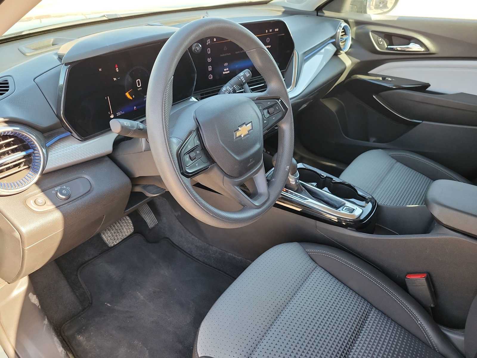 Used 2025 Chevrolet Trax LT FWD image 10