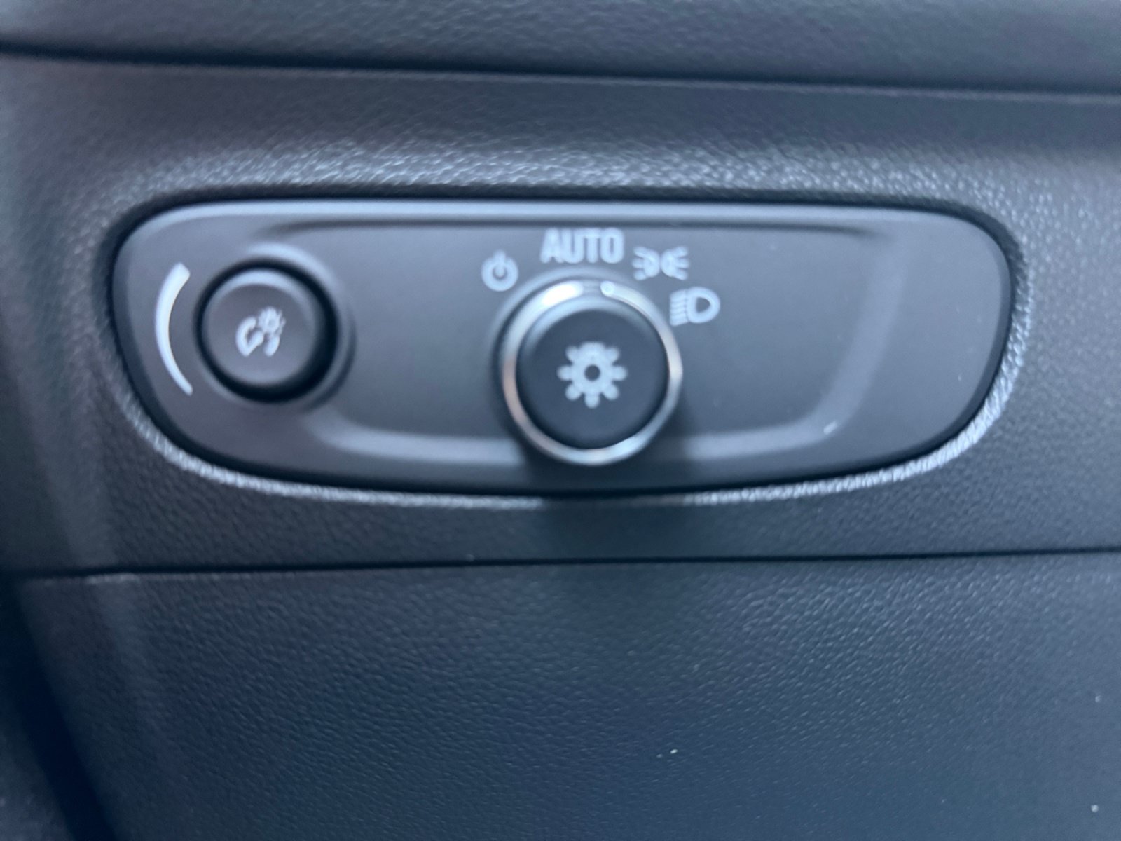 Used 2023 Buick Envision Essence AWD/4WD image 22