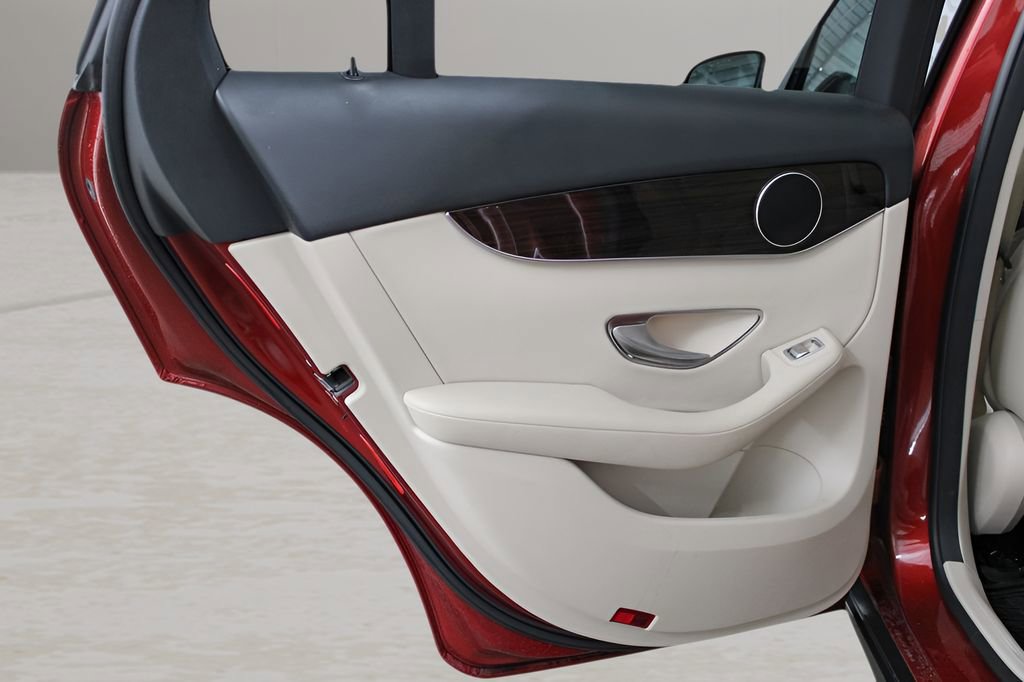 Used 2019 Mercedes-Benz GLC 300 4MATIC image 10
