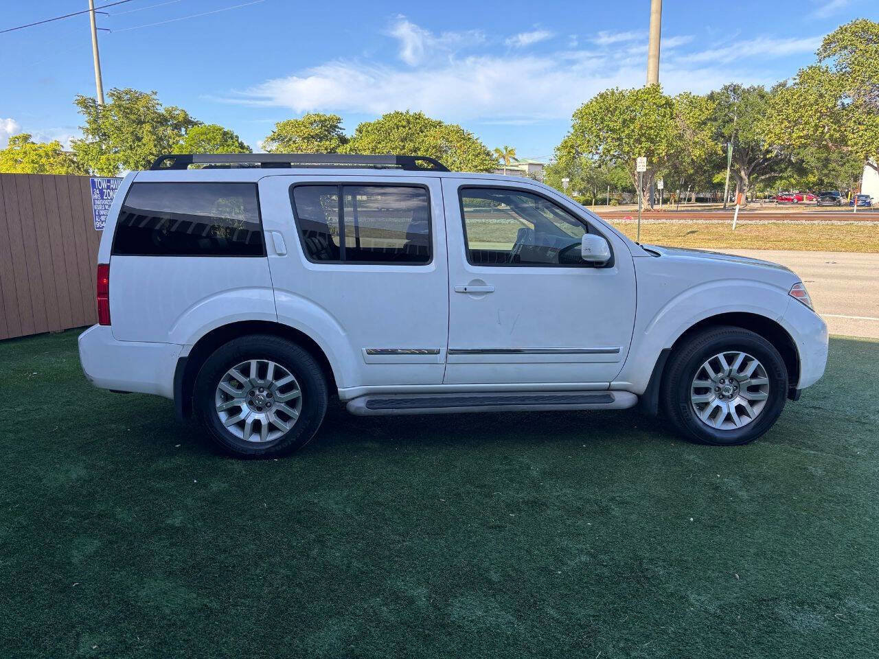 Used 2011 Nissan Pathfinder LE w/ Navigation Pkg AWD/4WD image 6