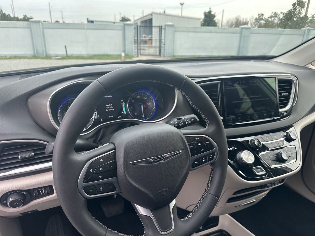 Used 2024 Chrysler Pacifica Touring-L image 22