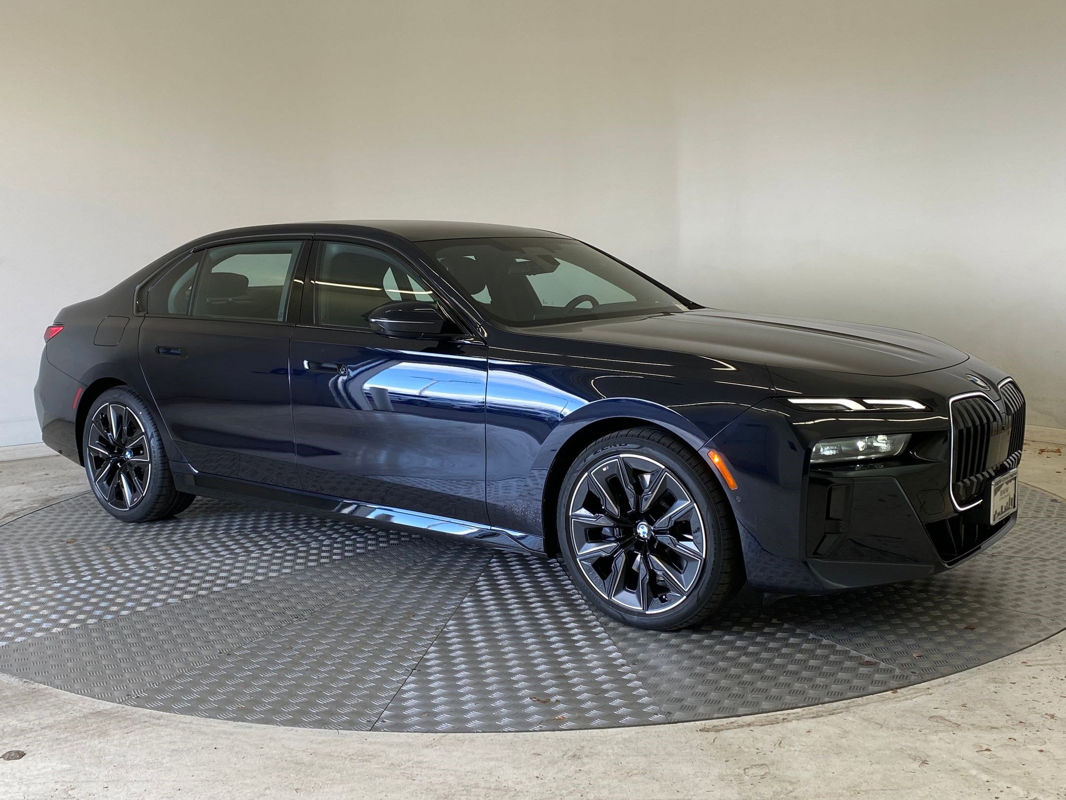 Used 2025 BMW 760i xDrive w/ Executive Package image 6