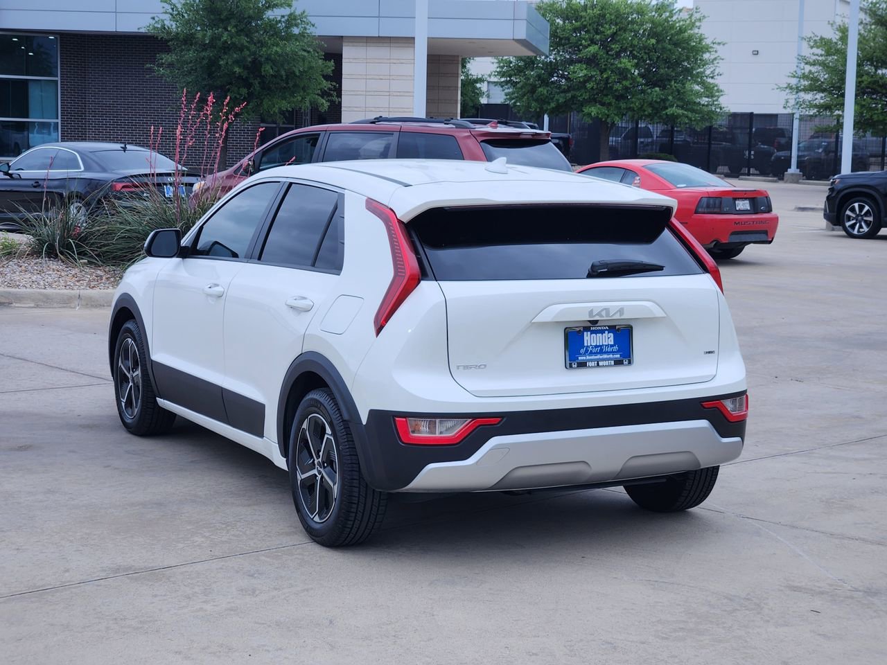 Used 2023 Kia Niro LX image 6