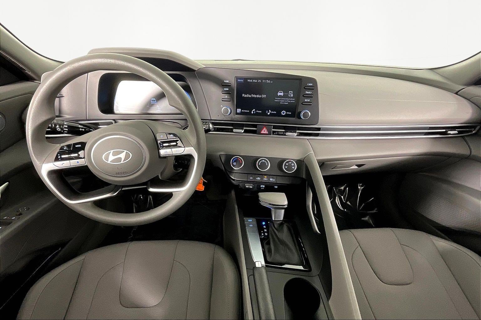 Used 2025 Hyundai Elantra SE FWD image 7