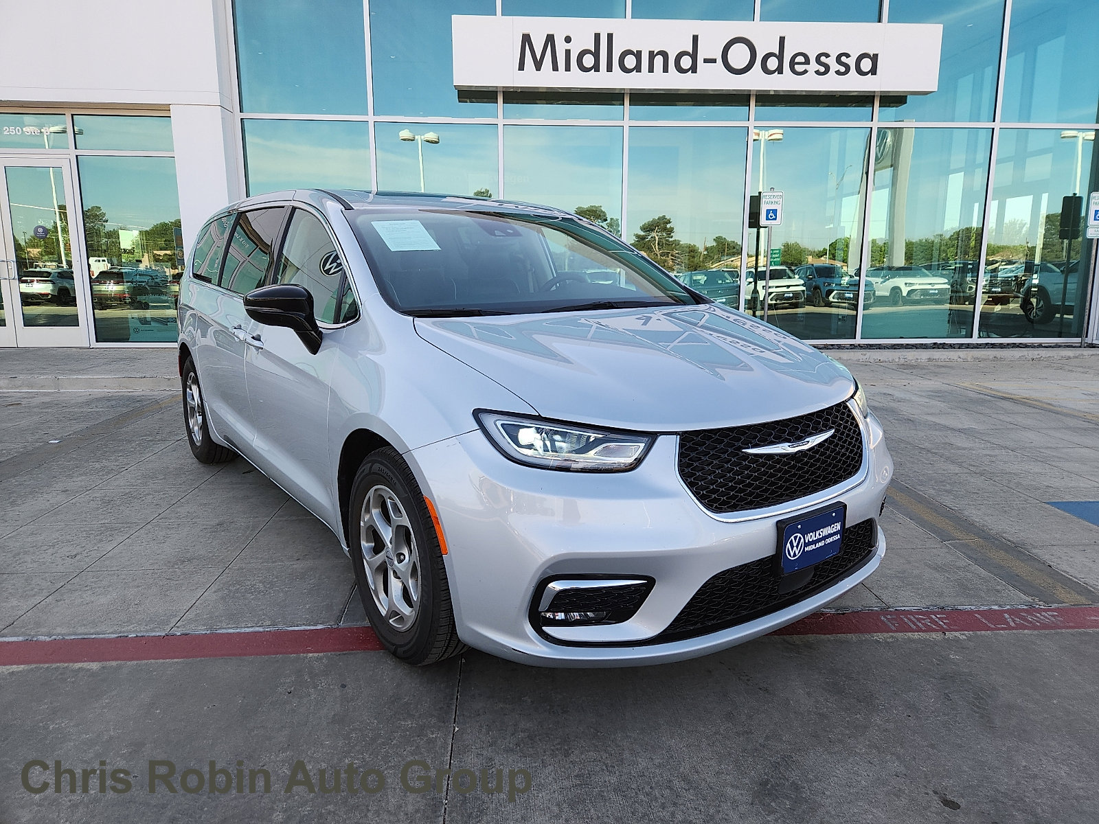 Used 2024 Chrysler Pacifica Limited image 1