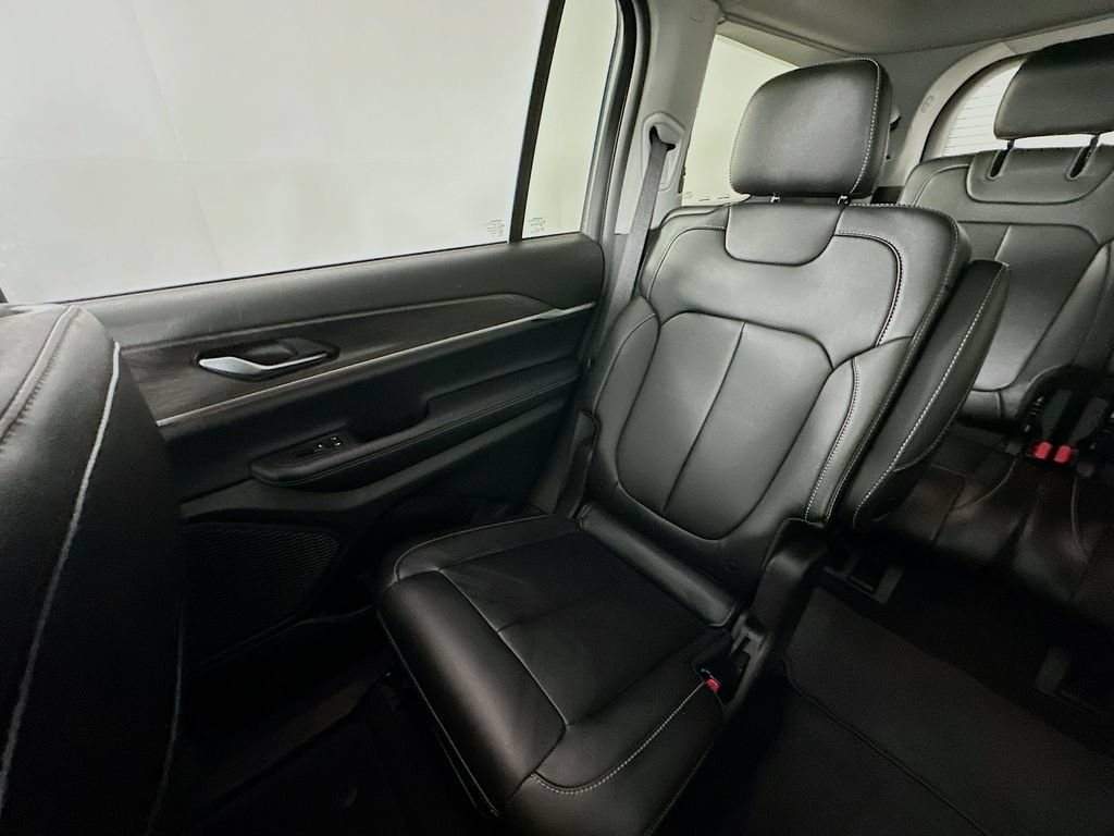 Used 2023 Jeep Grand Cherokee L Limited AWD/4WD image 12