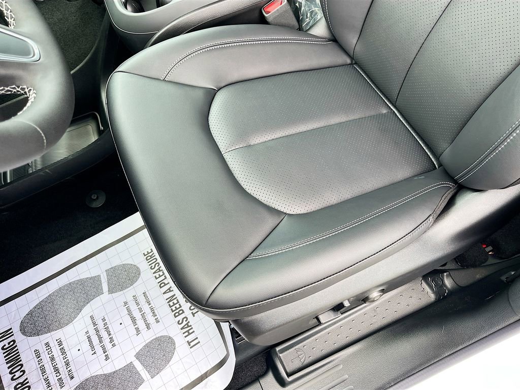 New 2027 Chrysler Pacifica Select FWD image 16