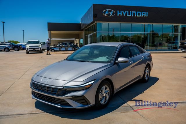 Used 2026 Hyundai Elantra SE FWD image 1