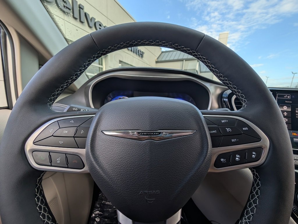 Used 2024 Chrysler Pacifica Touring-L w/ Road Tripper Package image 20