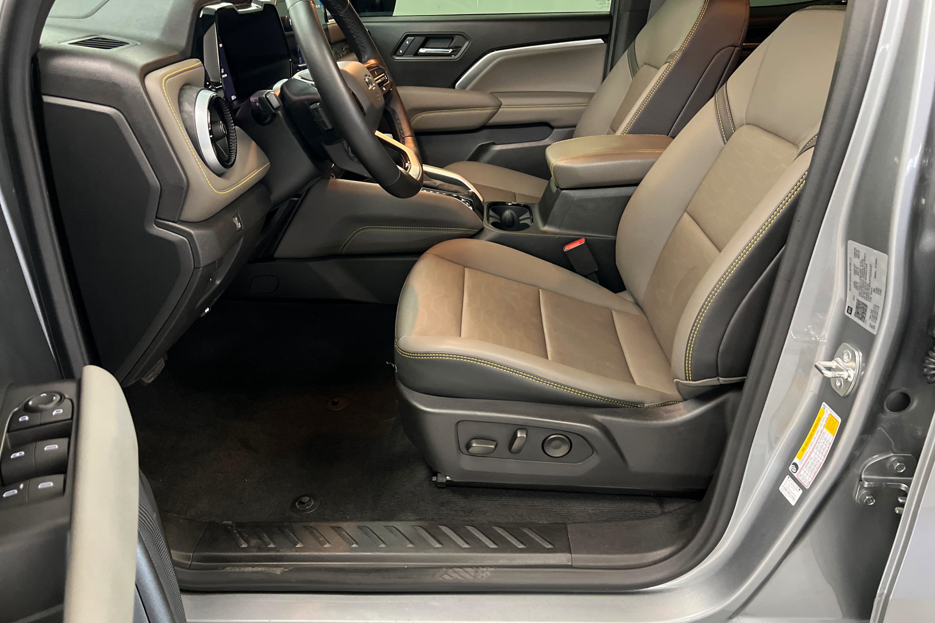 Used 2026 Chevrolet Colorado ZR2 w/ Technology Package AWD/4WD image 19