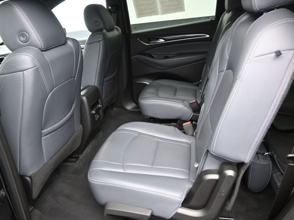 Used 2022 Buick Enclave Essence image 11