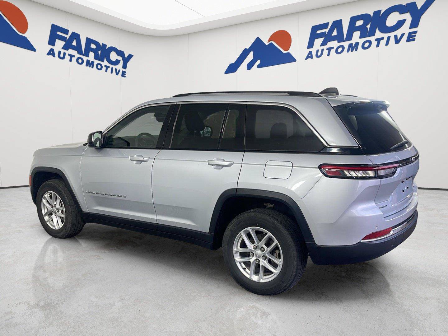 Used 2023 Jeep Grand Cherokee Laredo AWD/4WD image 10
