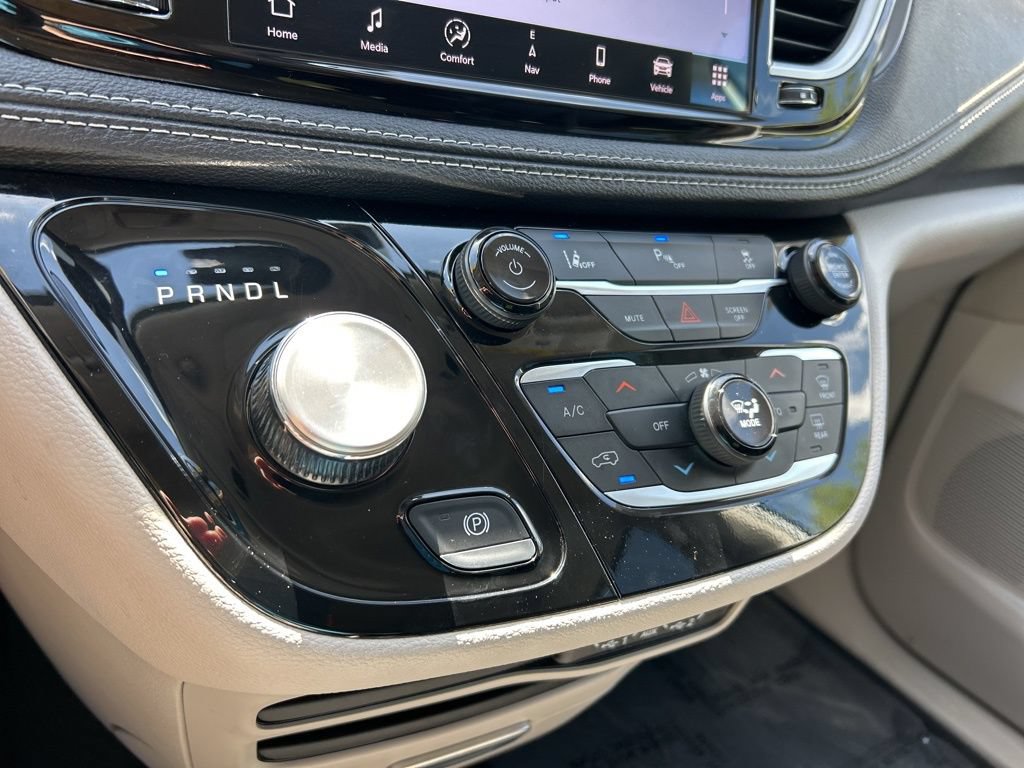 Used 2024 Chrysler Pacifica Limited FWD image 41