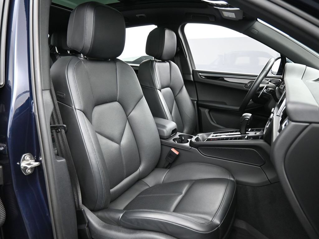 Used 2023 Porsche Macan Turbo AWD/4WD image 30