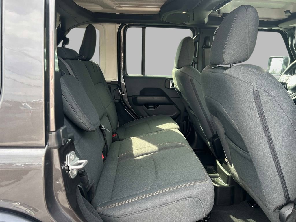 Used 2025 Jeep Wrangler Sahara image 13