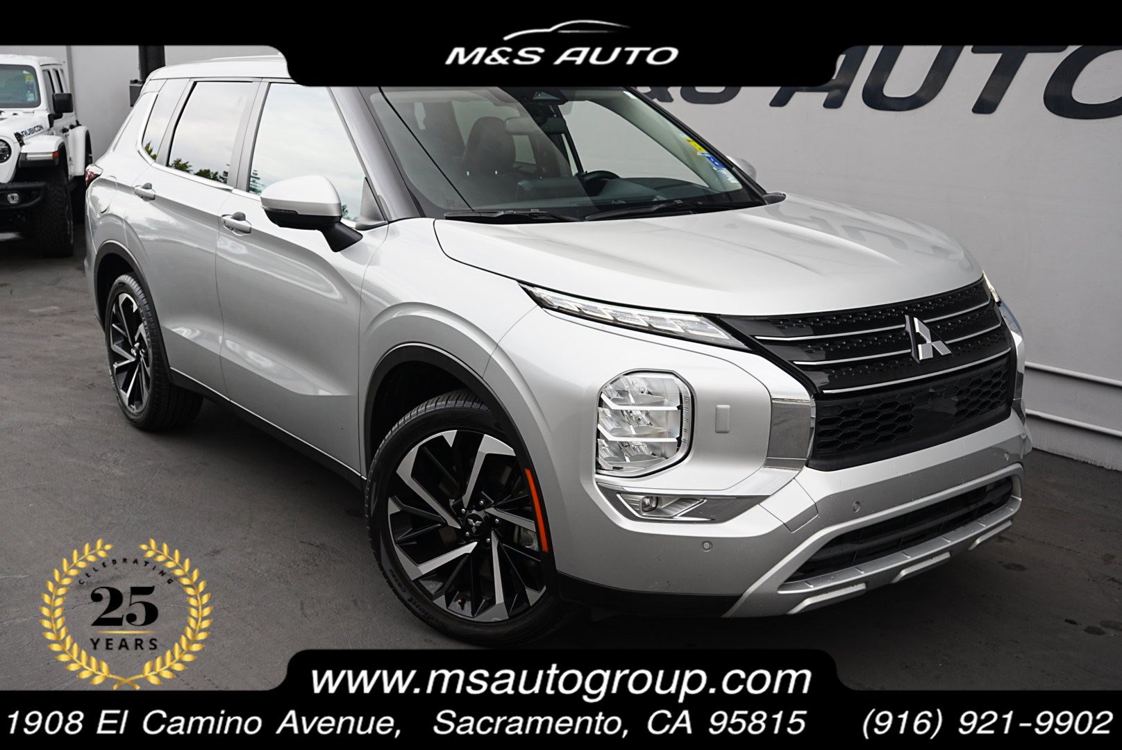 Used 2024 Mitsubishi Outlander SE image 1