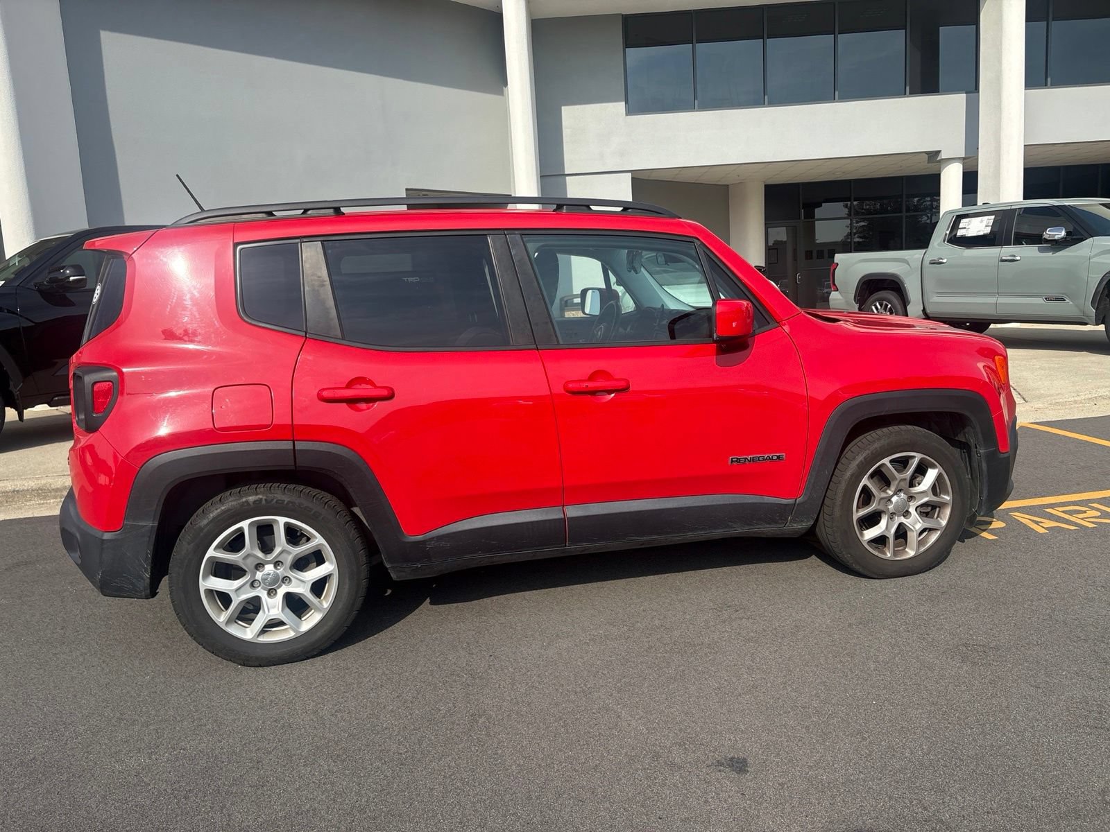 Used 2015 Jeep Renegade Latitude w/ Cold Weather Group FWD image 12