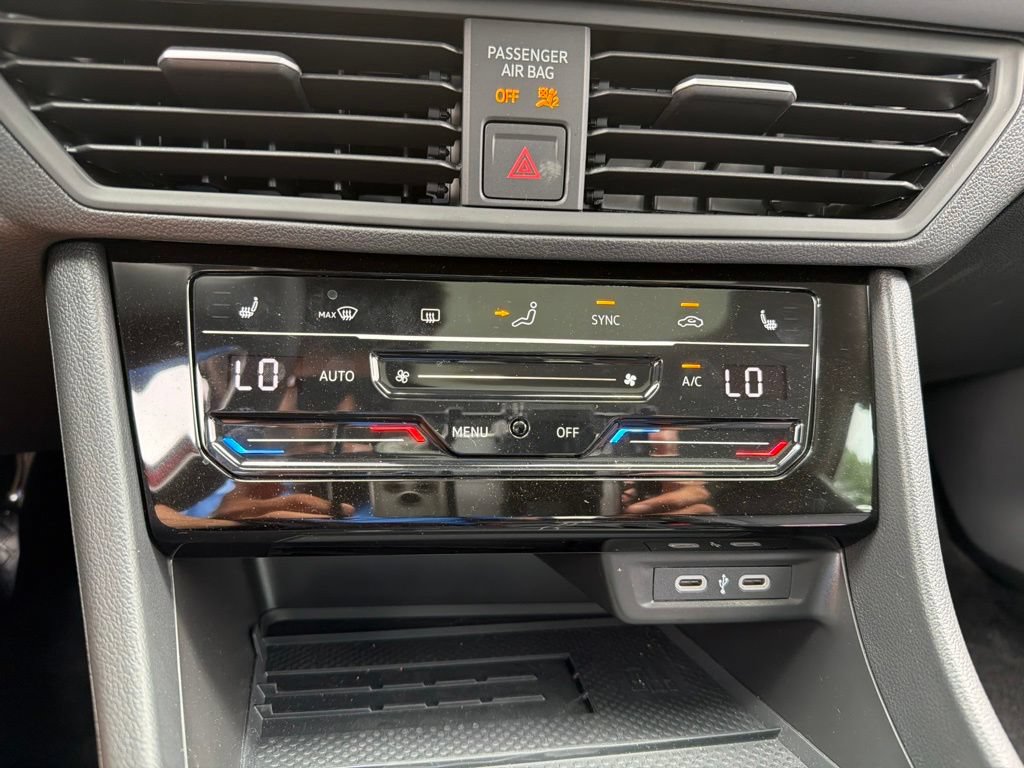 Used 2025 Volkswagen Jetta SE w/ Sunroof Package FWD image 17