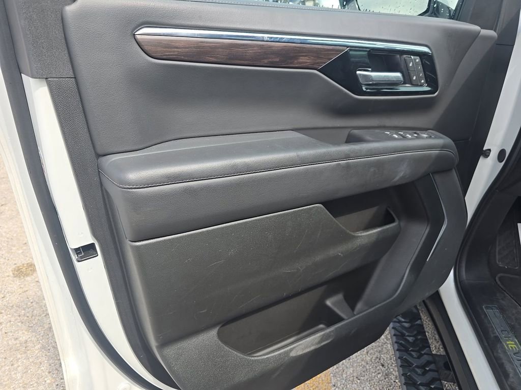 Used 2025 Chevrolet Suburban Z71 AWD/4WD image 9