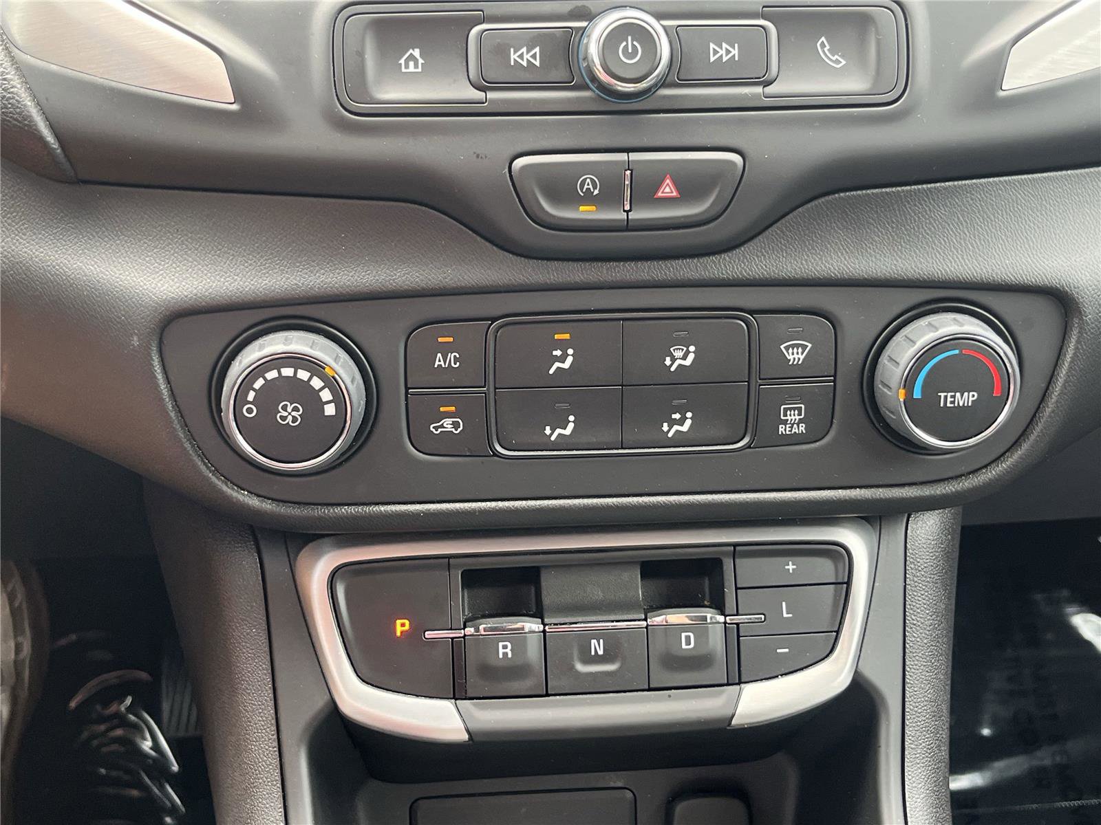 Used 2024 GMC Terrain SLE image 25