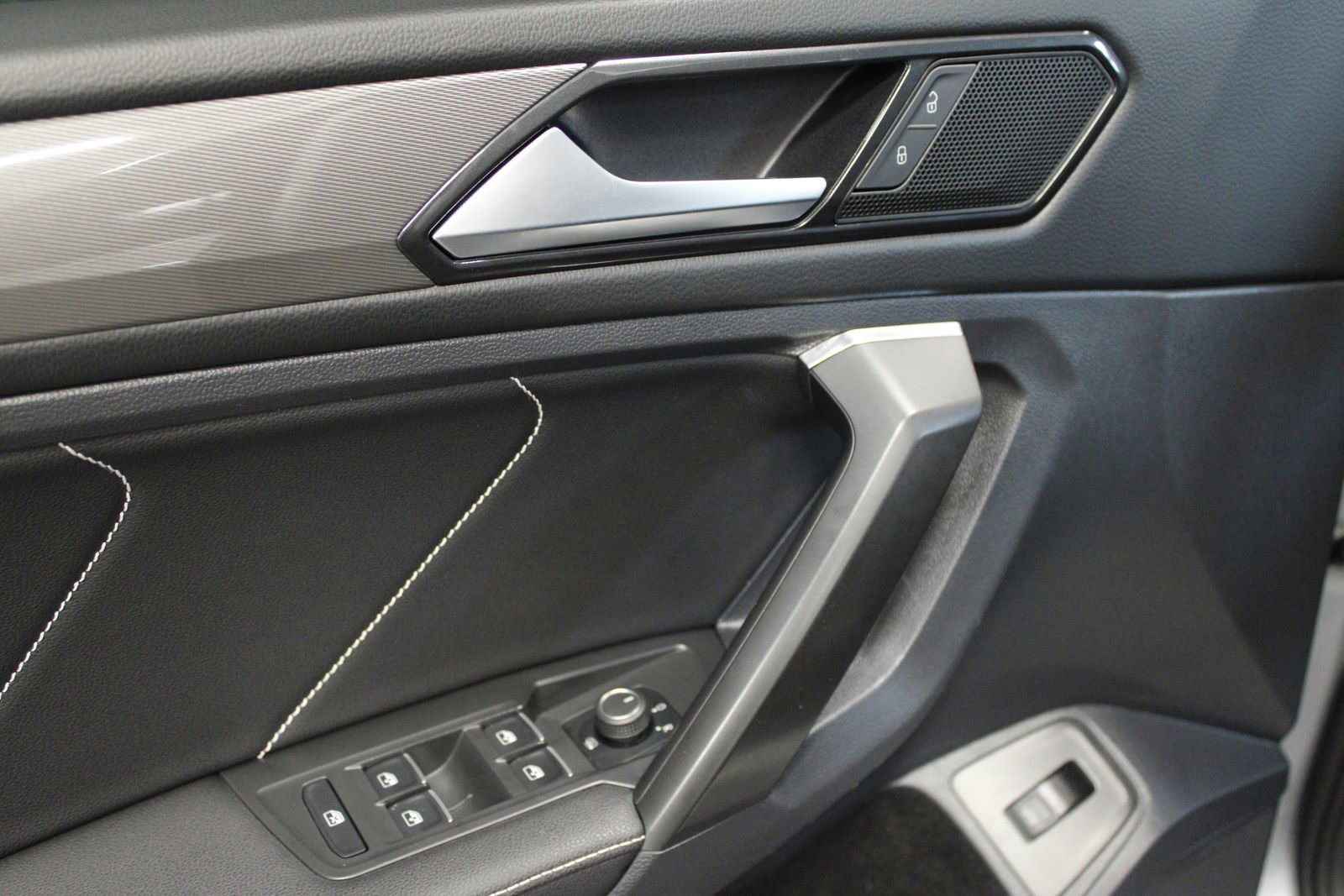 Used 2022 Volkswagen Tiguan SE image 31