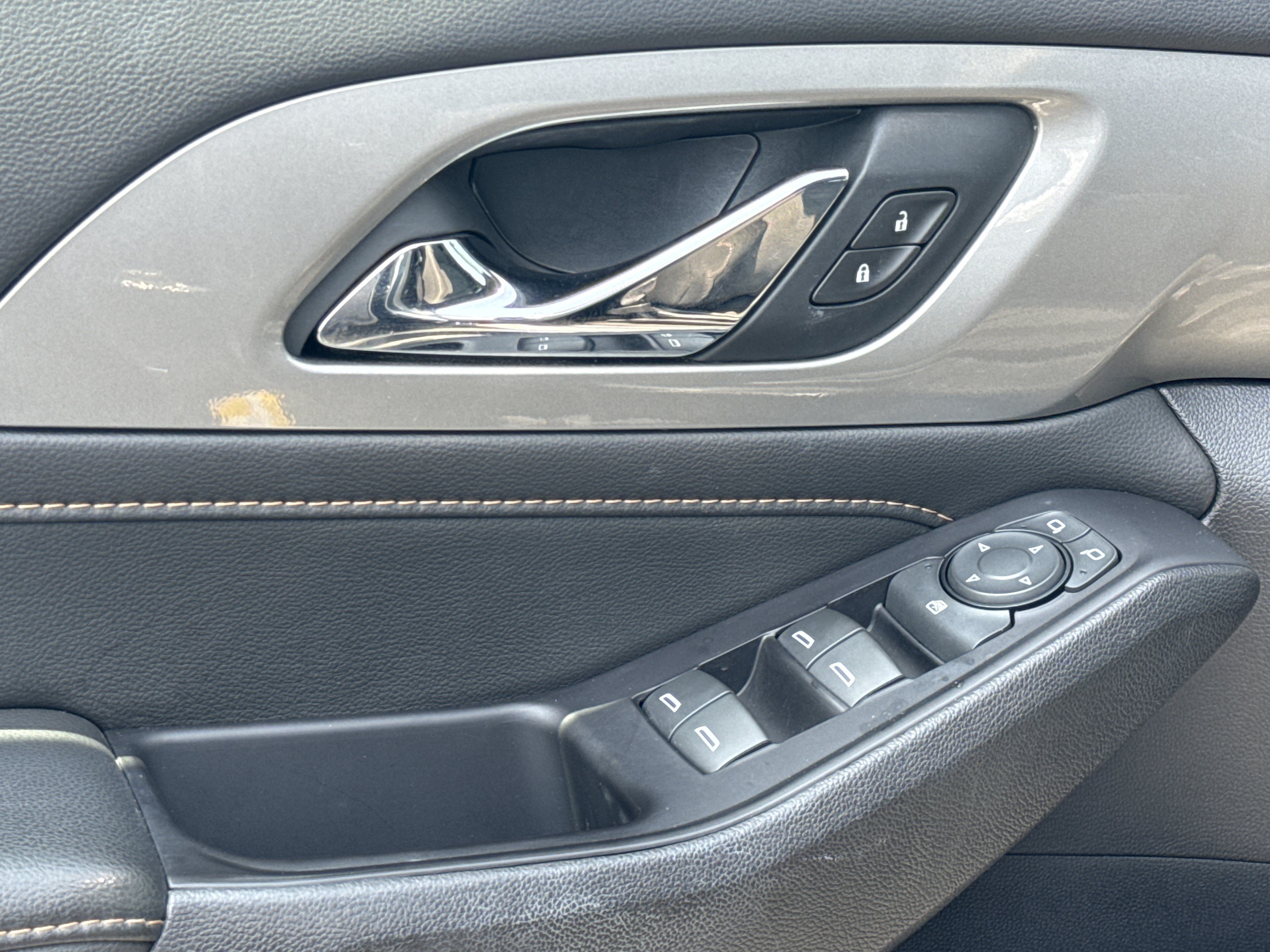Used 2020 Chevrolet Traverse LS FWD image 15