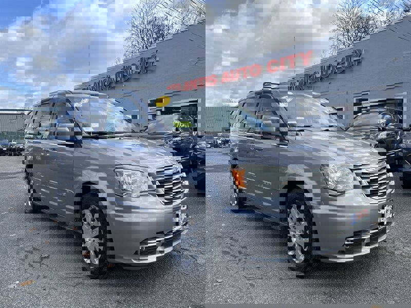 Used 2014 Chrysler Town & Country Touring image 3