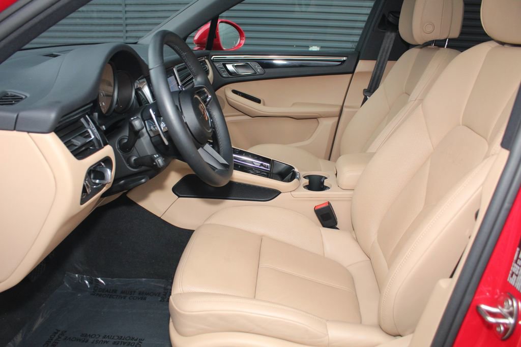 Certified 2025 Porsche Macan AWD/4WD image 5