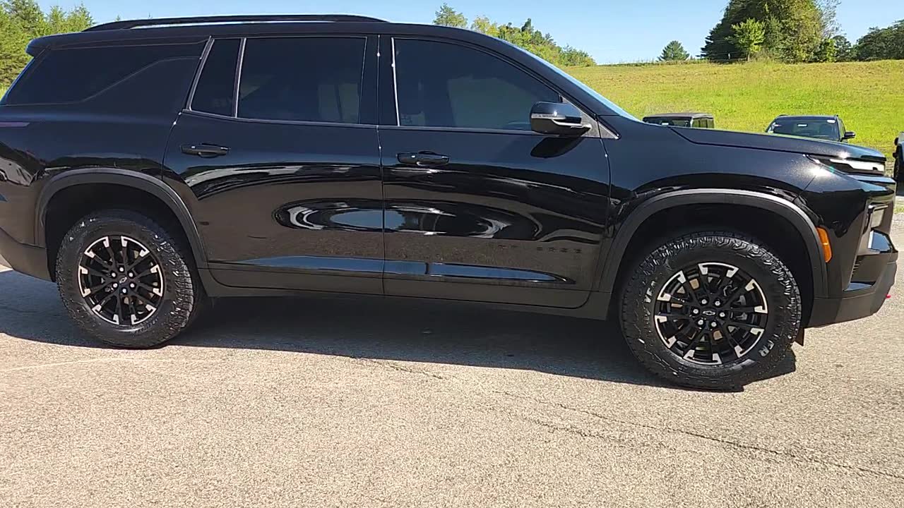 Used 2025 Chevrolet Traverse Z71 w/ Driver Confidence Package AWD/4WD image 8