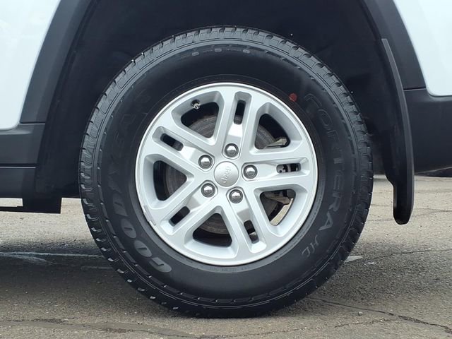 Certified 2023 Jeep Grand Cherokee Laredo w/ Luxury Tech Group I AWD/4WD image 9
