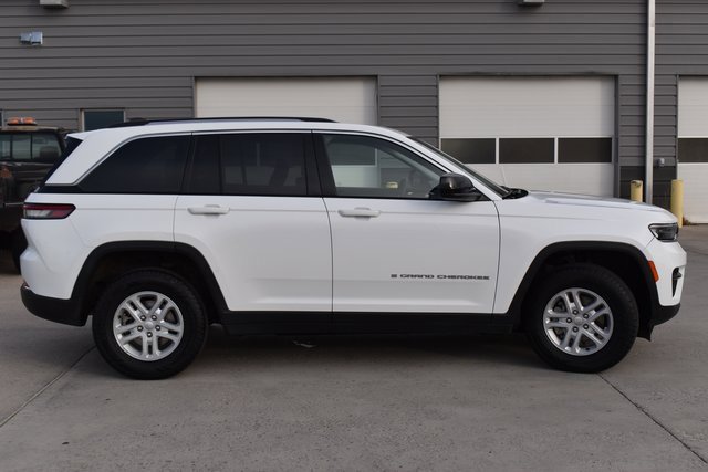 Used 2023 Jeep Grand Cherokee Laredo image 4