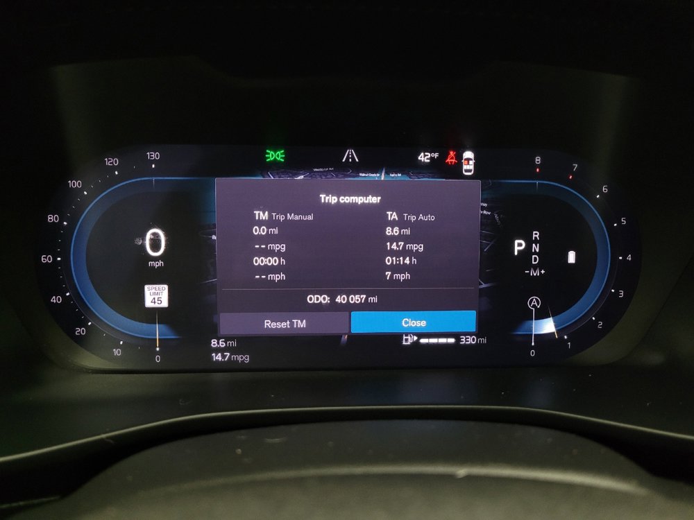 Used 2024 Volvo XC40 B5 Core image 23