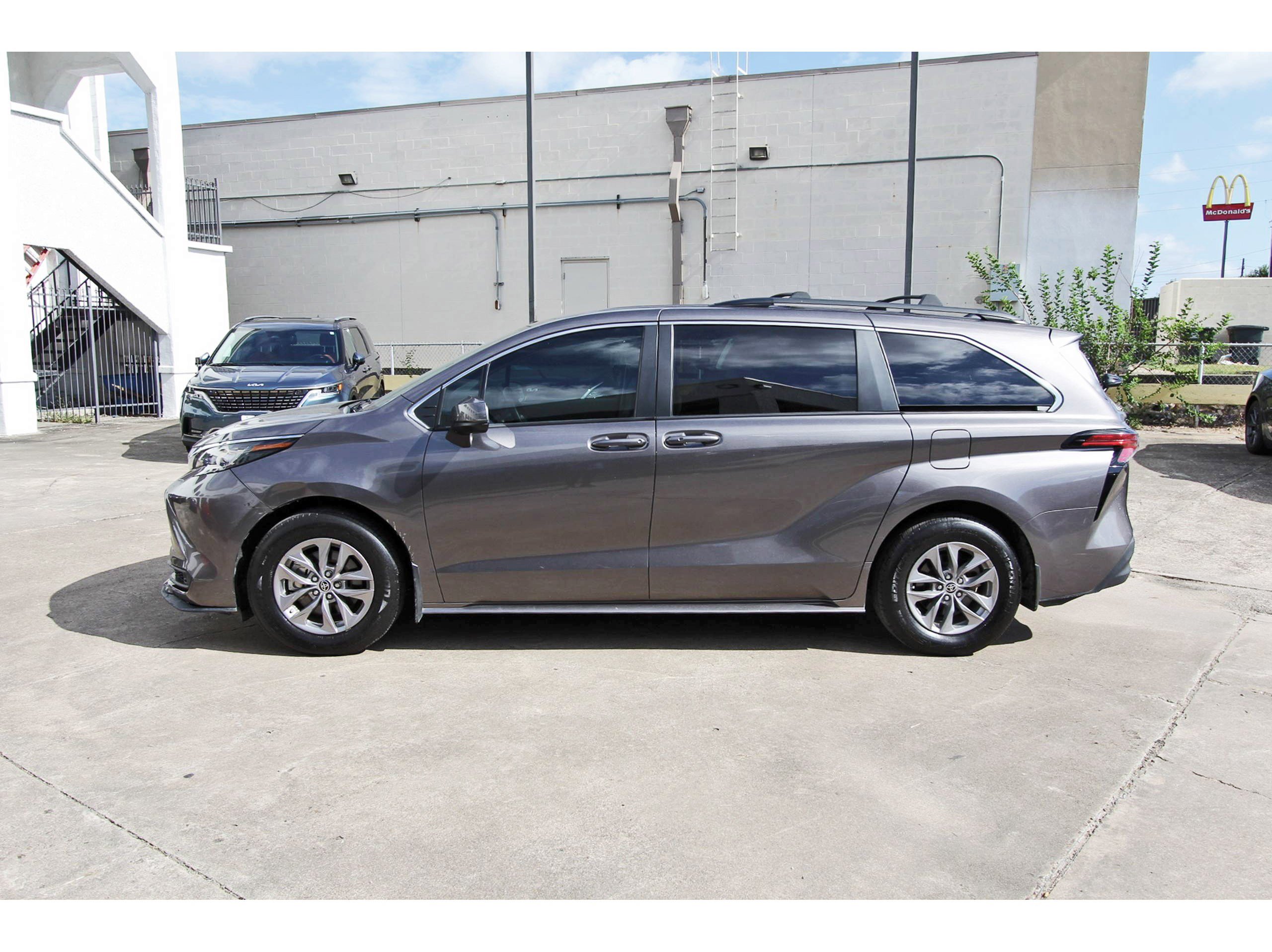 Used 2022 Toyota Sienna LE FWD image 4