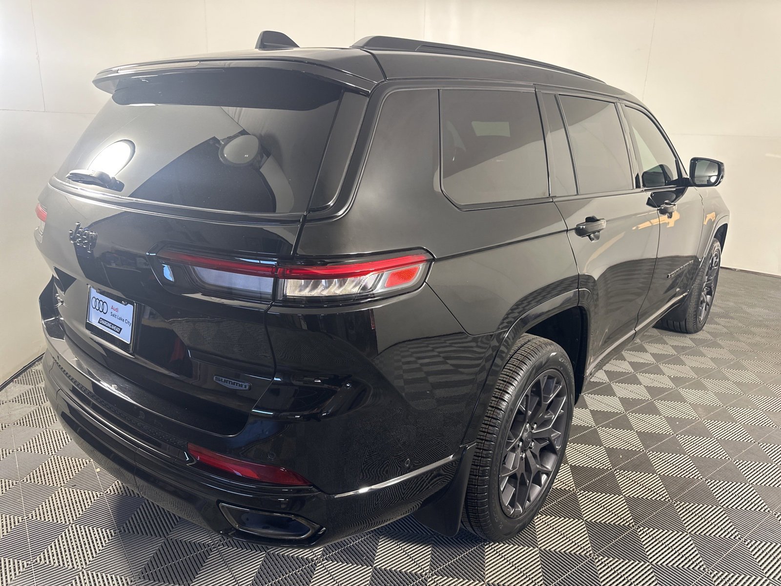 Used 2023 Jeep Grand Cherokee L Summit w/ High Altitude Package image 6