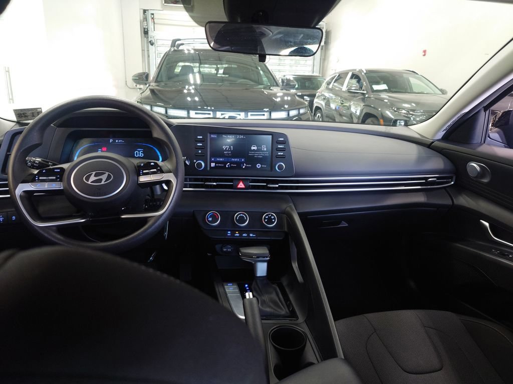 Certified 2024 Hyundai Elantra SE FWD image 13