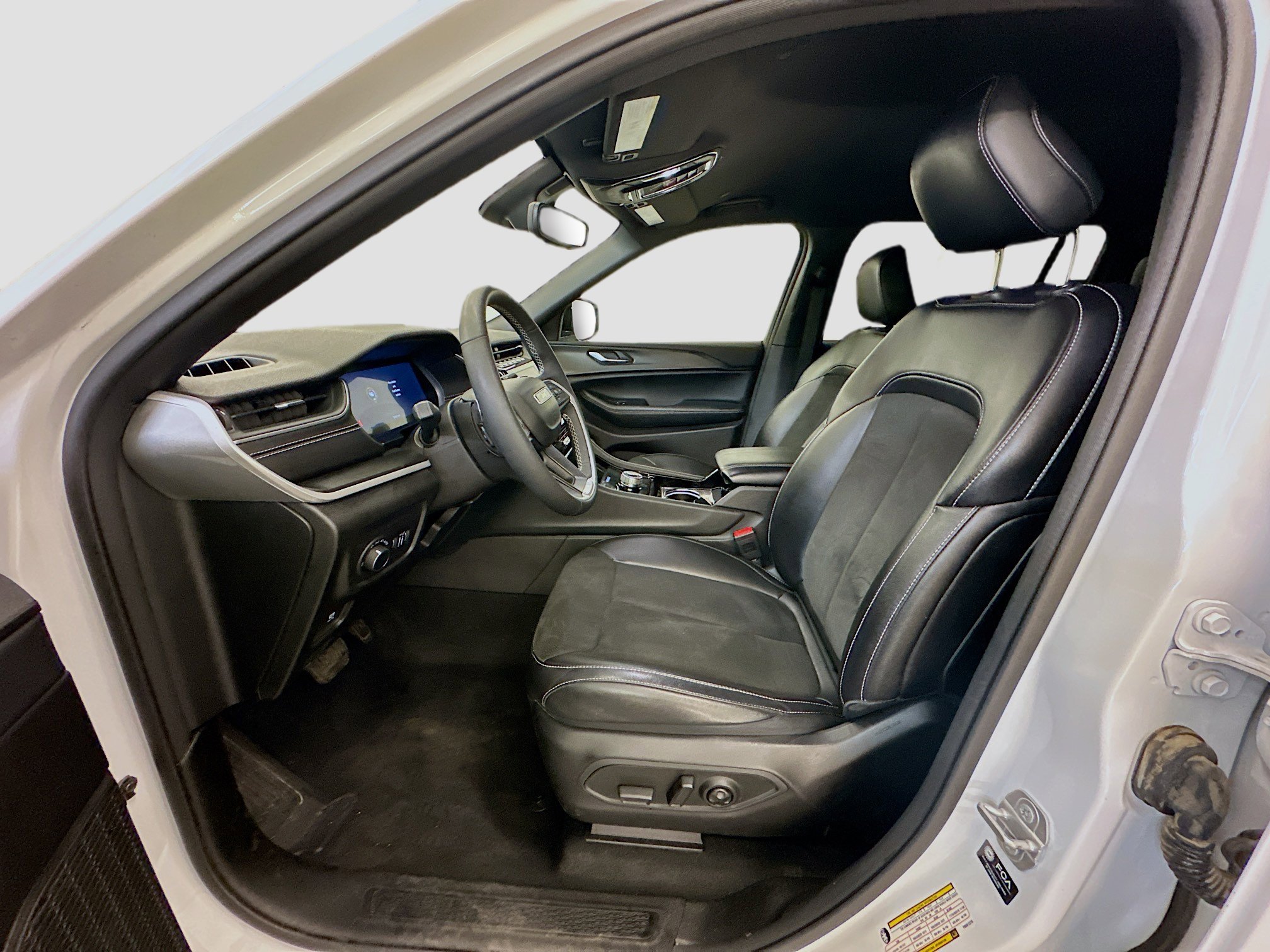 Used 2023 Jeep Grand Cherokee L Laredo image 13