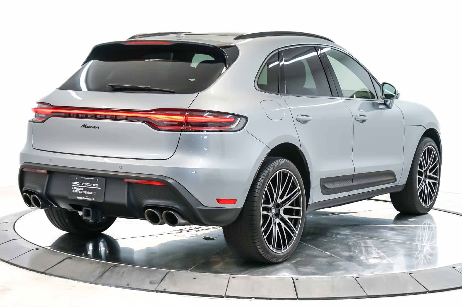 Certified 2024 Porsche Macan AWD/4WD image 9