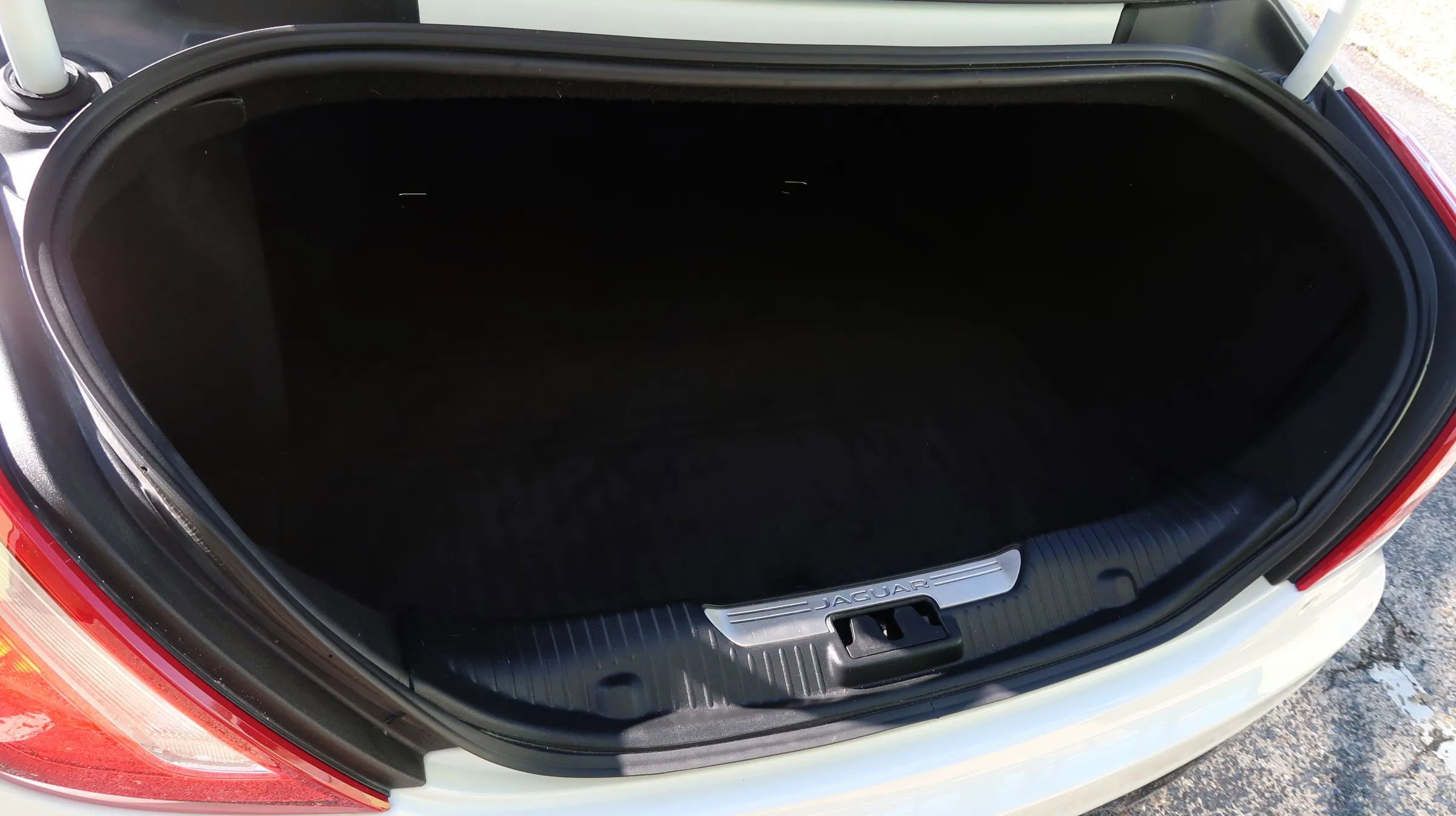 Used 2019 Jaguar XJ R-Sport image 18