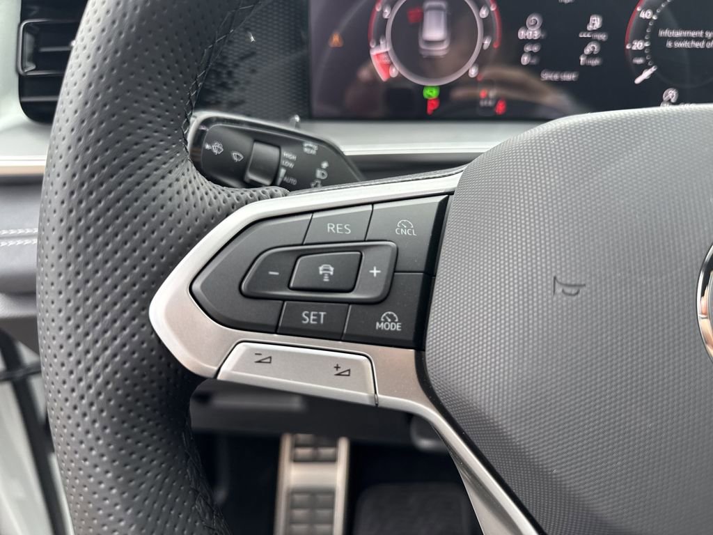 New 2026 Volkswagen Tiguan SE R-Line FWD image 15