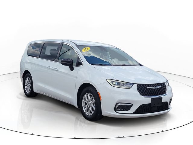 Used 2025 Chrysler Pacifica Select FWD image 3