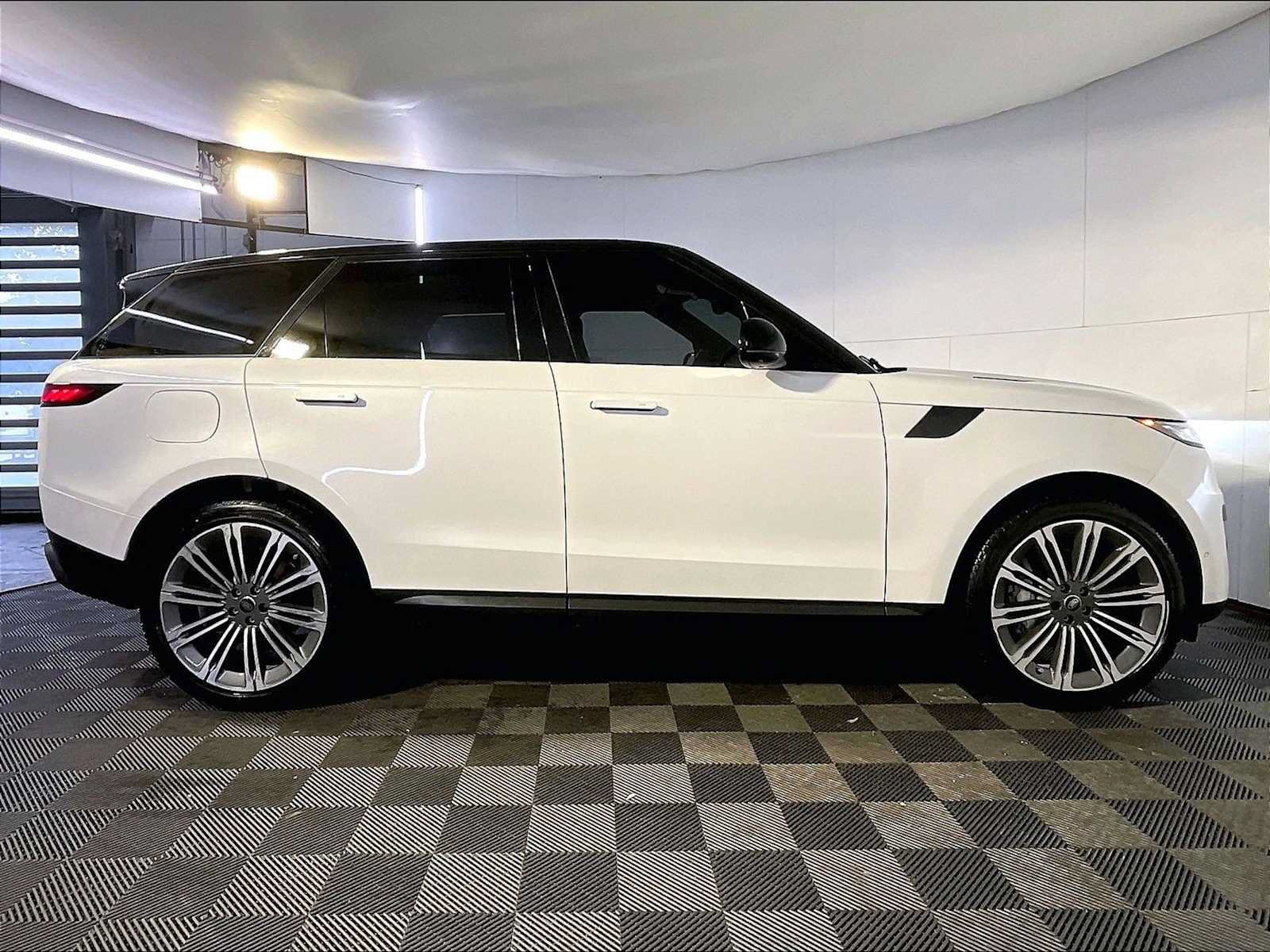 Used 2024 Land Rover Range Rover Sport SE AWD/4WD image 8