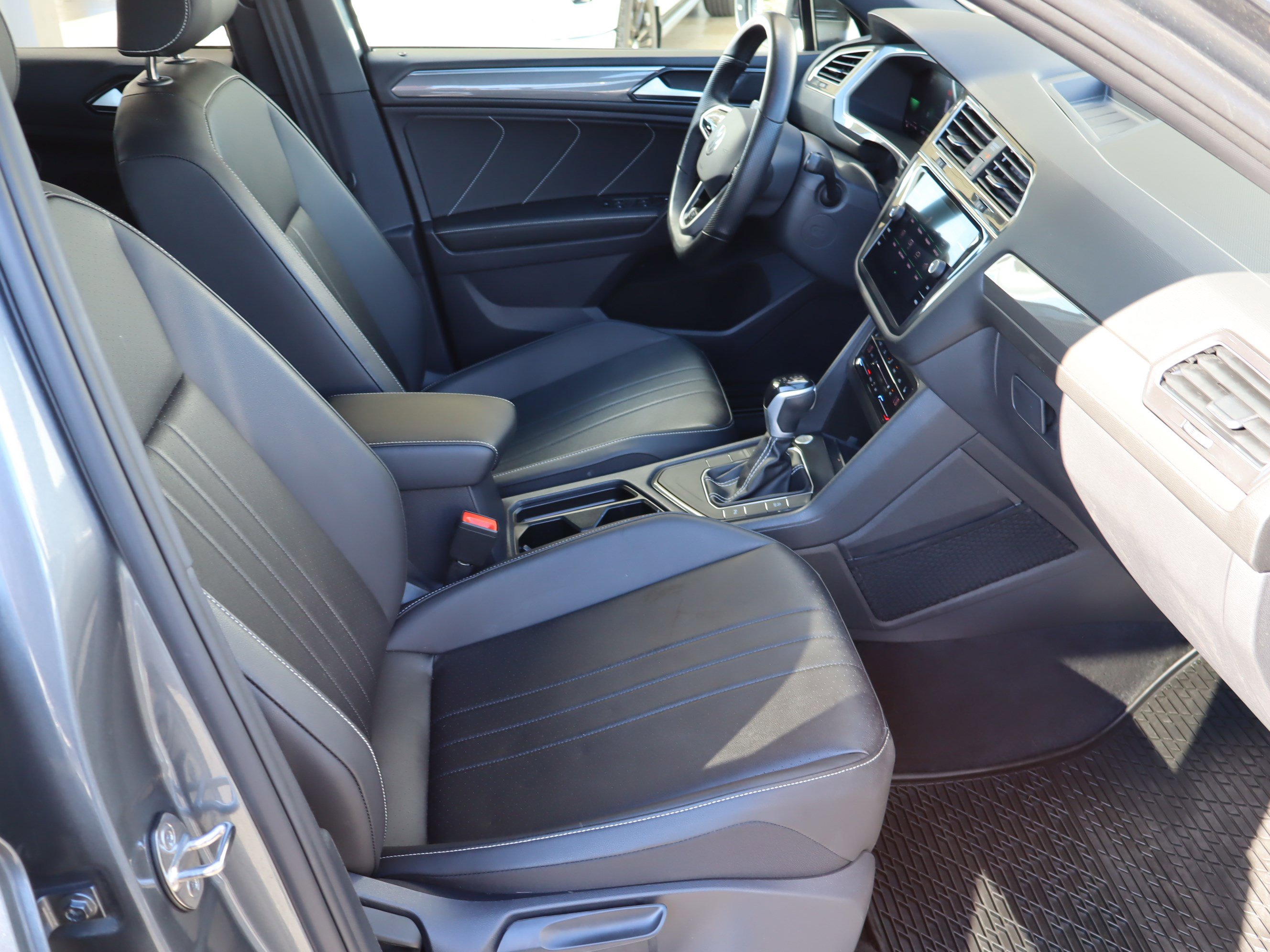 Used 2023 Volkswagen Tiguan SE R-Line image 38