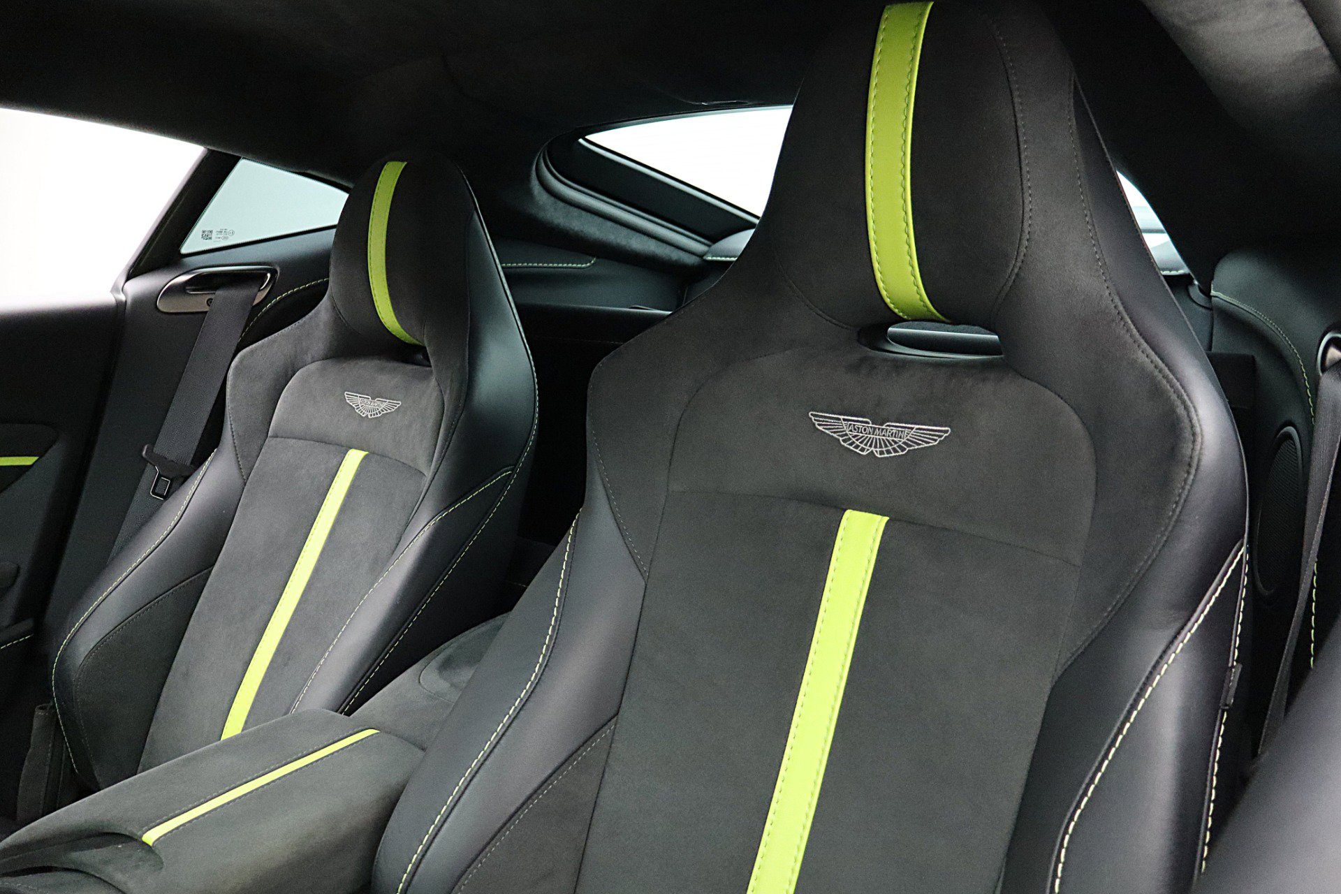 Used 2023 Aston Martin V8 Vantage Coupe image 36