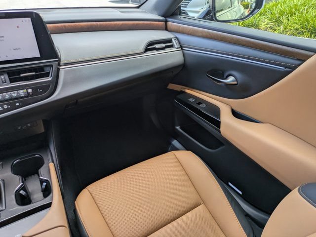 Used 2025 Lexus ES 300h w/ Premium Package FWD image 16