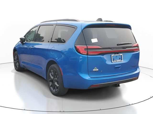 New 2027 Chrysler Pacifica Limited w/ Family Tech Group AWD/4WD image 3