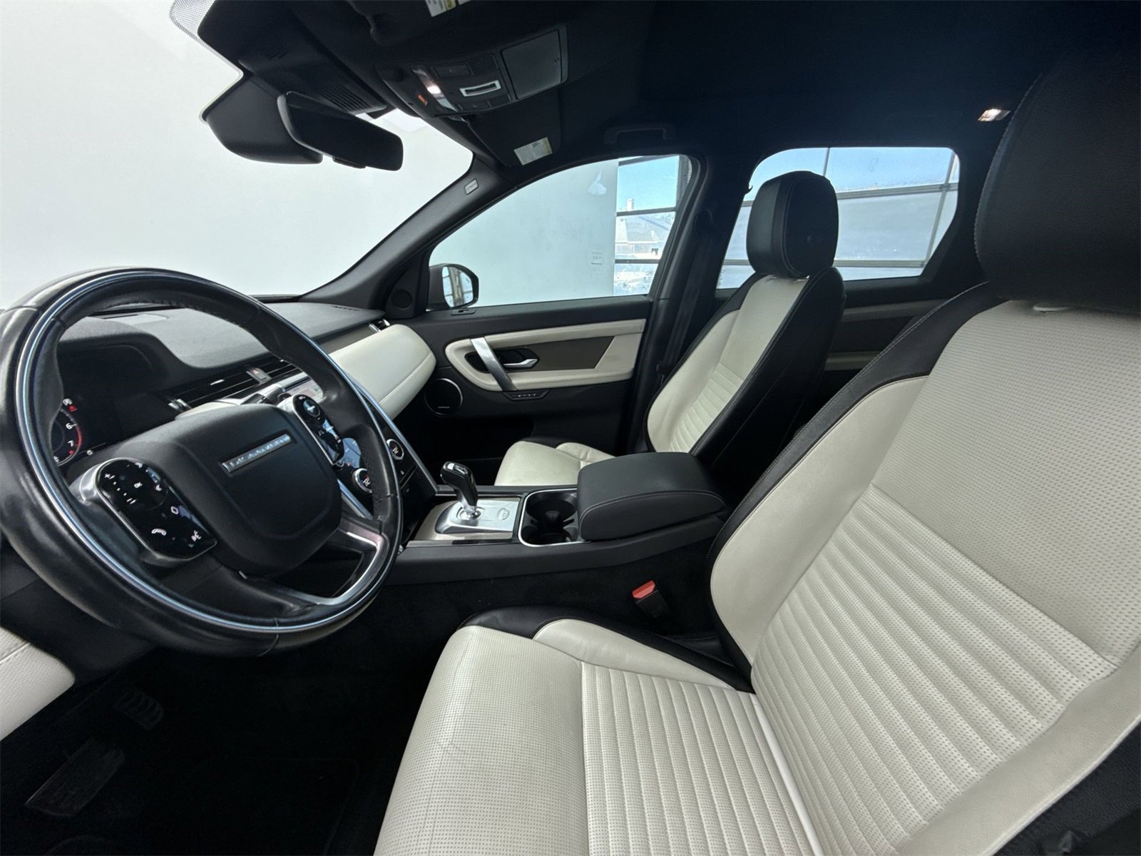 Used 2020 Land Rover Discovery Sport SE R-Dynamic image 11