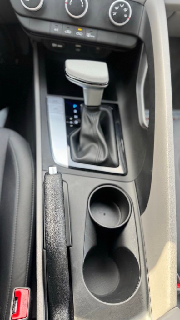 Used 2025 Hyundai Elantra SE image 13