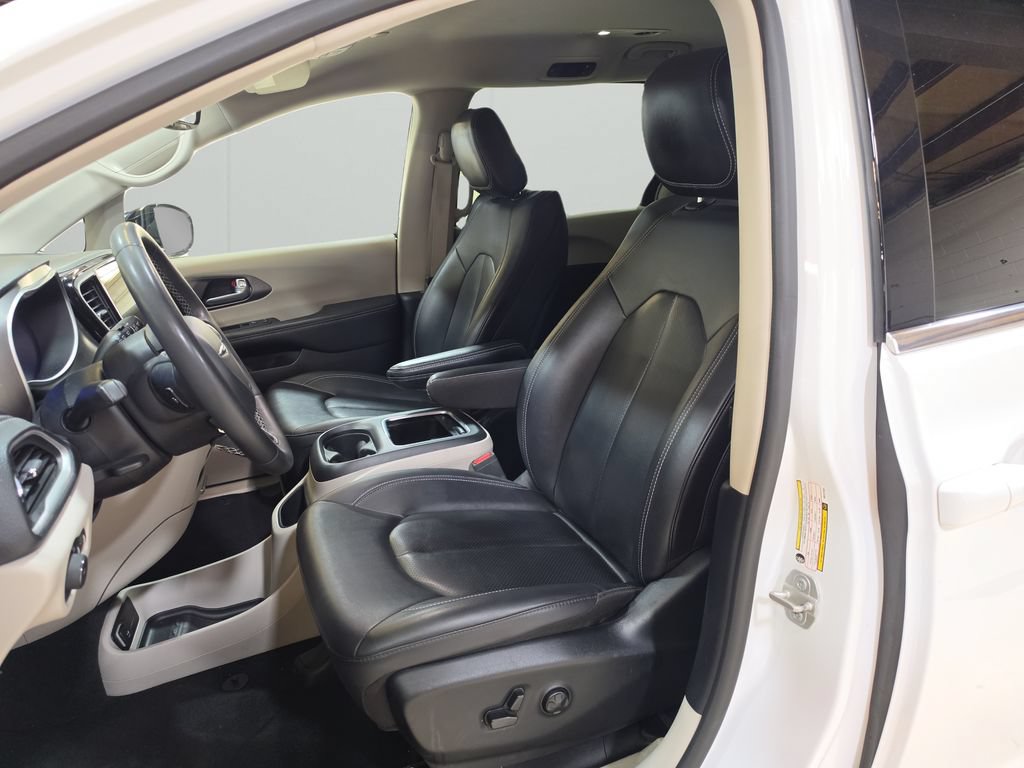 Used 2024 Chrysler Pacifica Limited FWD image 9